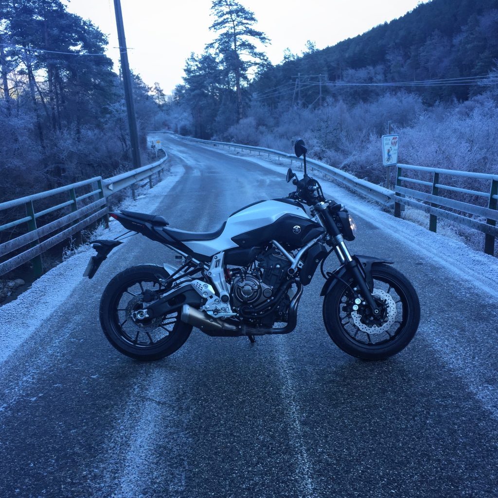 Yamaha MT-07 dans la neige